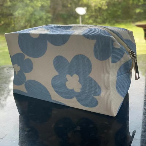 Makeup Bag - Picture 5 of 7